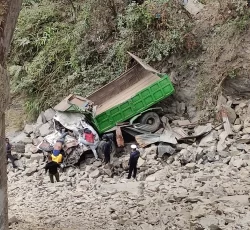 नारायणगढ-मुग्लिन सडकको तीन नम्बर पुलबाट ट्रक खस्यो, एकको मृत्यु।