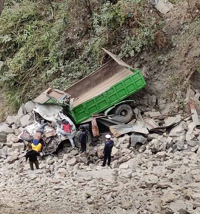 नारायणगढ-मुग्लिन सडकको तीन नम्बर पुलबाट ट्रक खस्यो, एकको मृत्यु।