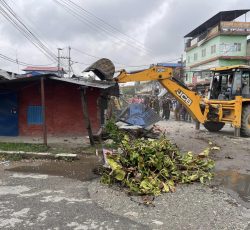 अबैध संरचना हटाउने कसरतमा भरतपुर महानगरपालिका ( फोटो सहित )