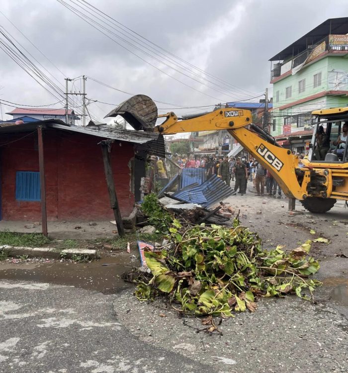 अबैध संरचना हटाउने कसरतमा भरतपुर महानगरपालिका ( फोटो सहित )