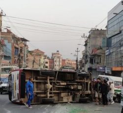 ललितपुरमा बिच सडकमा पल्टियो बस, १९ जना घाइते