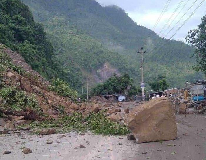 पहिरो खसेपछी नारायणगढ-मुग्लिन सडक पुनः अबरुद्द