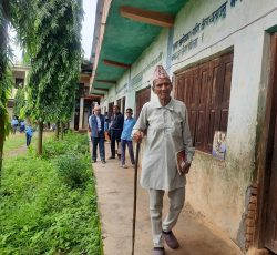 दाङका ९० वर्षीय प्रेमबहादुर डाँगी कक्षा १ मा भर्ना