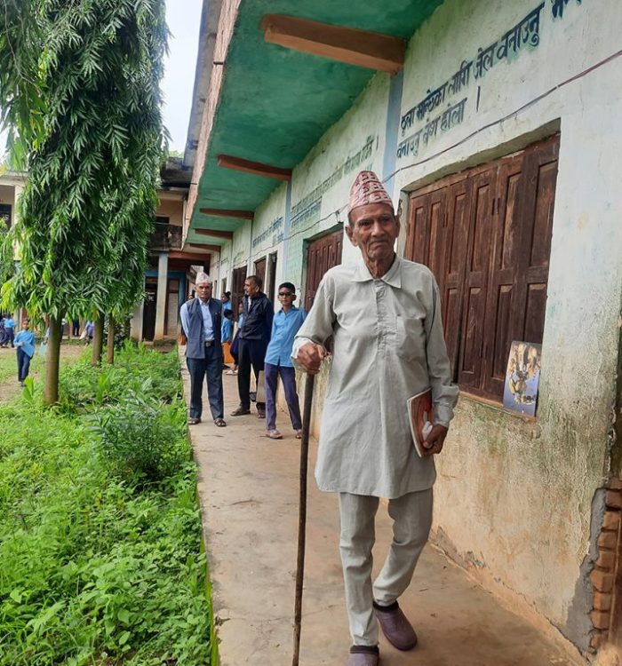 दाङका ९० वर्षीय प्रेमबहादुर डाँगी कक्षा १ मा भर्ना