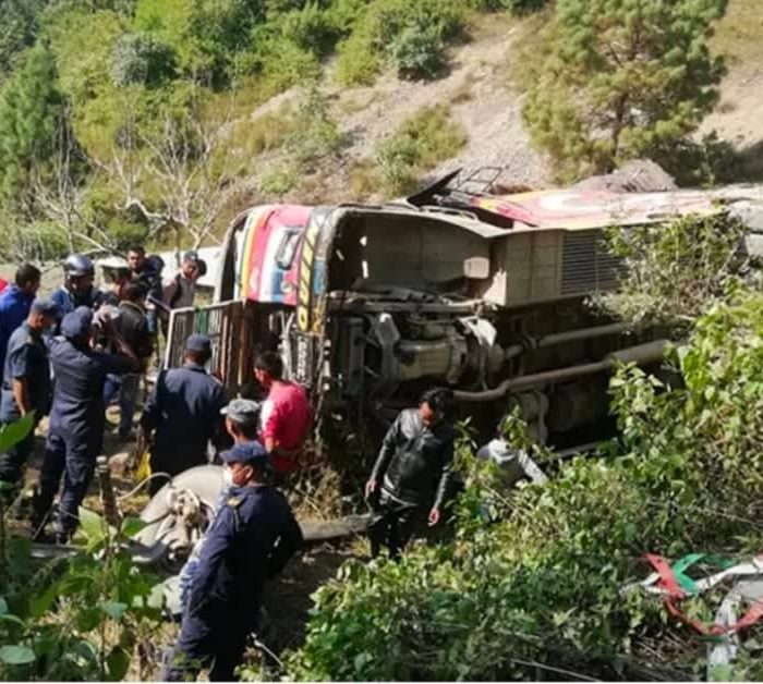 दोलखामा बस दुर्घटना हुँदा २१ जना घाइते