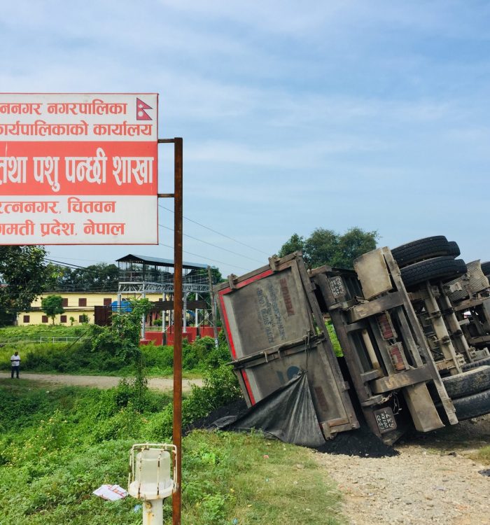 रत्ननगरमा टिपर दुर्घटना हुँदा दुई जना घाइते