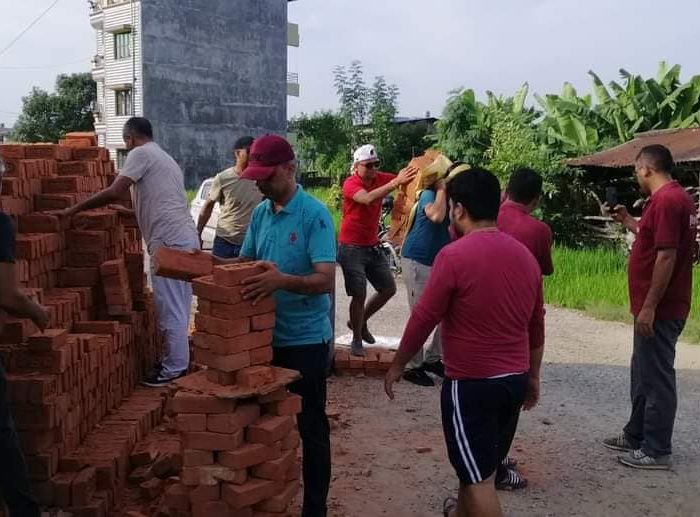 चितवनमा प्रेस चौतारी चितवनको भवन निर्माणका लागि पत्रकारहरुको श्रमदान