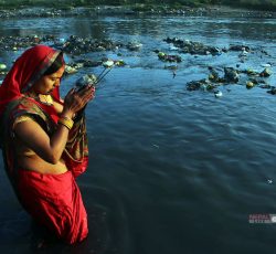 छठ पर्वको मुख्य दिन आज: दिनभर निरहार व्रत बसी अस्ताउँदो सूर्यलाई अर्घ्य दिइँदै