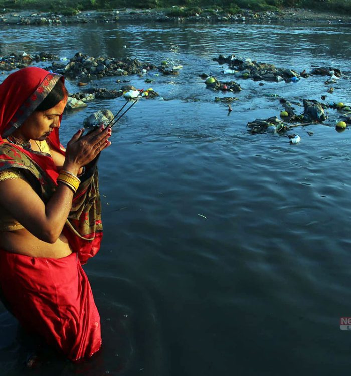 छठ पर्वको मुख्य दिन आज: दिनभर निरहार व्रत बसी अस्ताउँदो सूर्यलाई अर्घ्य दिइँदै