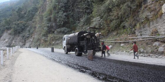 लक्ष्यअघि नै सम्पन्न गर्ने तयारीसहित बेनी-गलेश्वर खण्डमा कालोपत्र गर्न सुरु