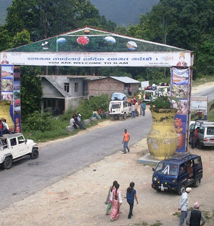 मेची राजमार्गमा यातायात नचल्दा तीर्थयात्री अलपत्र