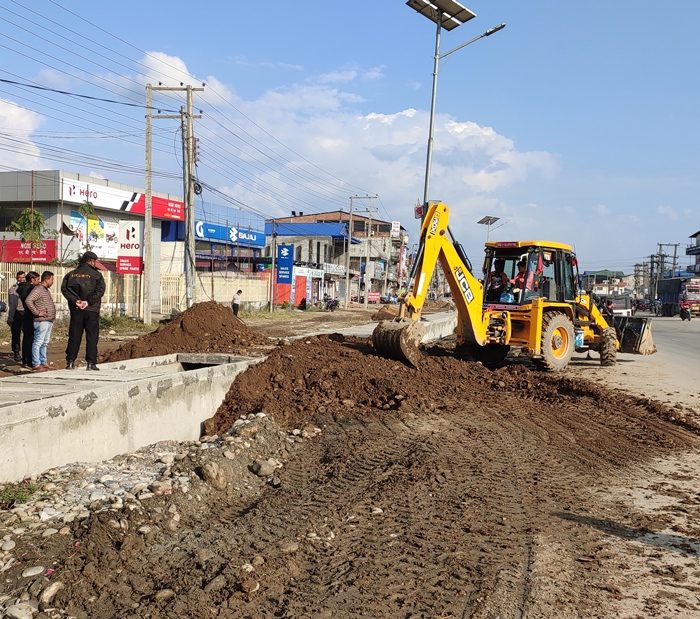 बजेट अभावमा अलपत्र पर्‍यो भरतपुरको छ लेन सडक