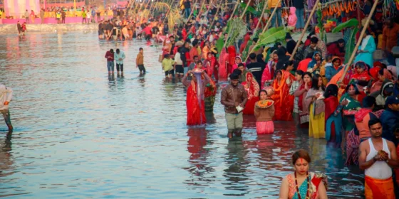 आज सूर्यको पूजा आराधना गरी छठ मनाइदै