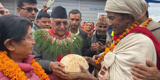 अध्यक्ष ओलीलाई राउटे मुखिया शाहीद्वारा कोसी उपहार