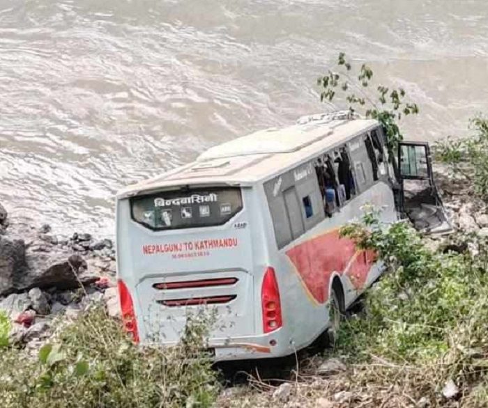 चितवनको फिस्लिङमा कारसँग ठोकिएपछि बस त्रिशूलीमा खस्यो, २० घाइते, ५ जनाको अवस्था गम्भीर