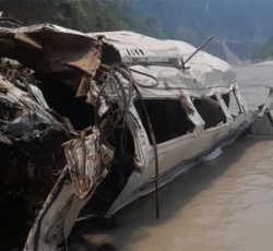 भारतको उत्तराखण्डमा पर्यटक बोकेको गाडी नदीमा खस्दा १४ जनाको मृत्यु