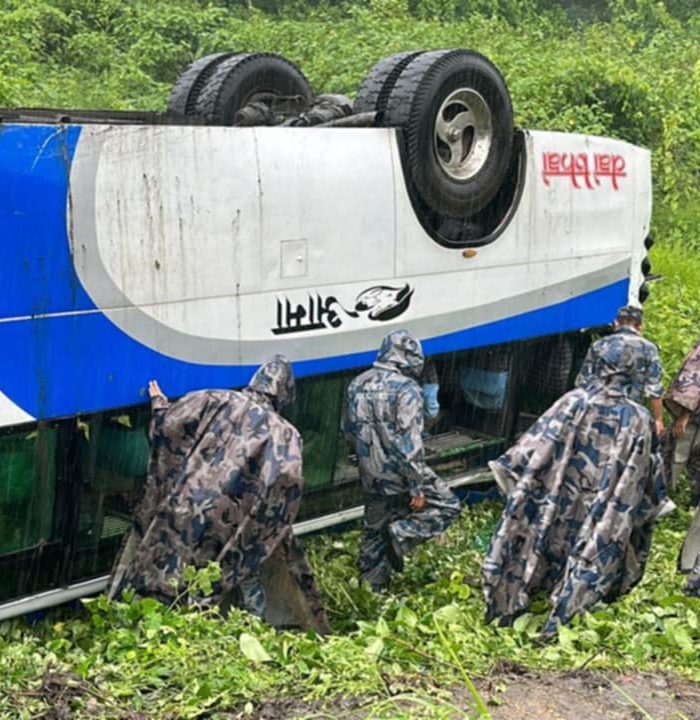 बारामा बस दुर्घटना हुँदा ७ जना घाइते