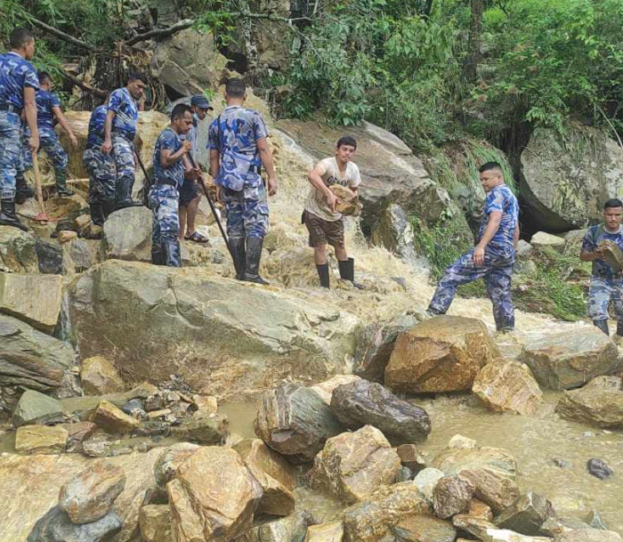 बाग्लुङ्गमा अवरुद्ध सडक खुलाइदै