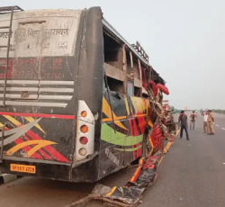 भारतको आगरा-लखनऊ एक्सप्रेस-वेमा दुर्घटना, १८ जनाको मृत्यु