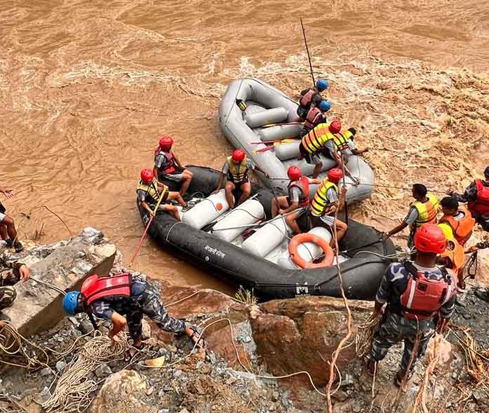 सिमलताल दुर्घटना अध्ययन कार्यदलले आज गृहमन्त्रीलाई प्रतिवेदन बुझाउदै