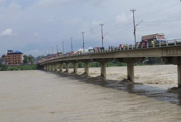 सुधार केन्द्रबाट भागेर नारायणी नदीमा हाम फालेका युवकको सकुशल उद्दार