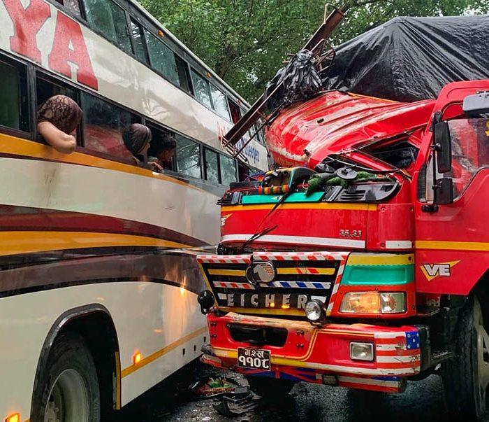 सिमलतालमा भारतीय बस र ट्रक ठोक्किए