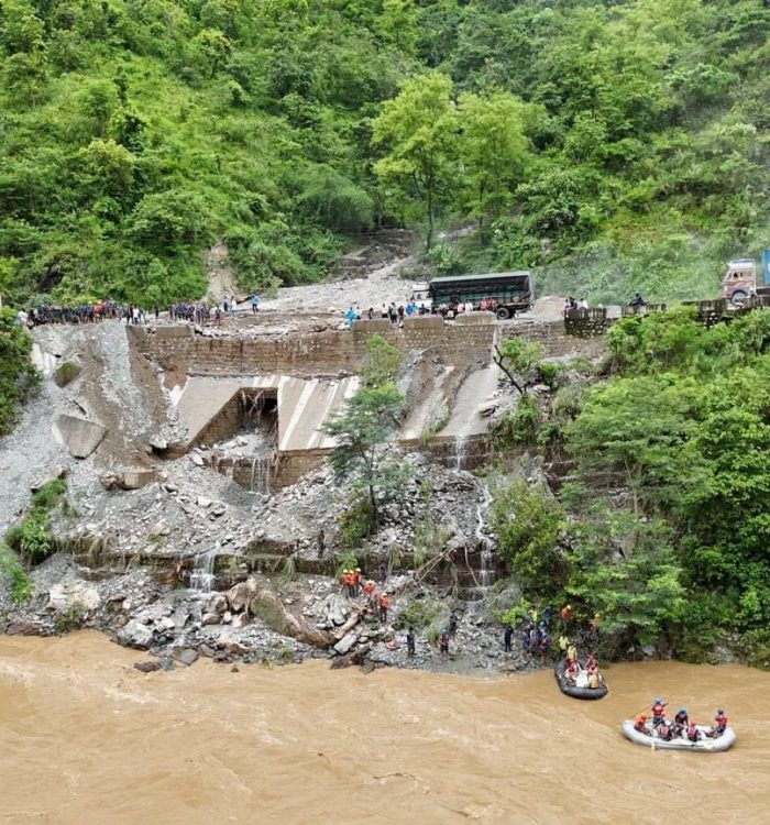 सिमलतालबाट त्रिशूली किनारमा ट्रक खस्यो